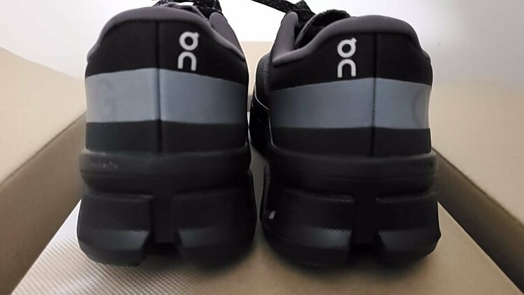 ONスニーカー（古着・ファッション）の商品画像 - 査定依頼日：2026年8月25日 - 最高査定価格：4,000円