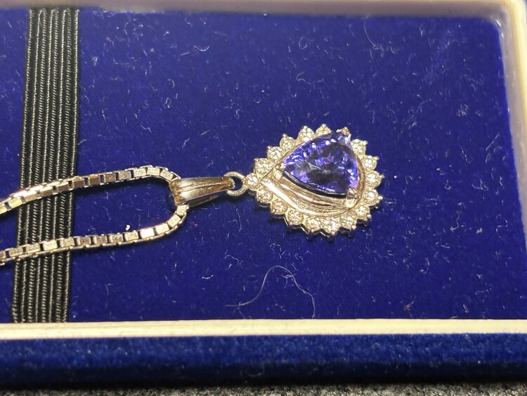 タンザナイトネックレス（金・貴金属）の商品画像 - 査定依頼日：2025年5月18日 - 最高査定価格：100,000円