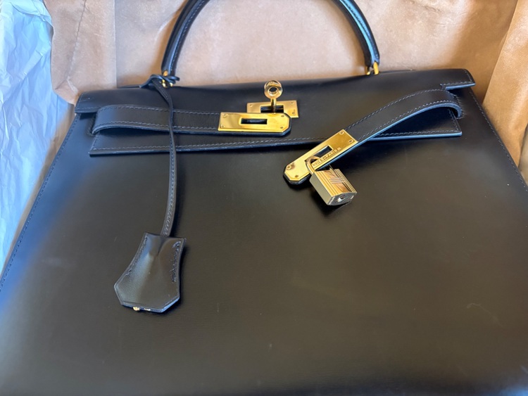 外縫い　ボックスカーフ　金金具　35（ブランドバッグ）の商品画像 - 査定依頼日：2025年11月24日 - 最高査定価格：1,350,000円
