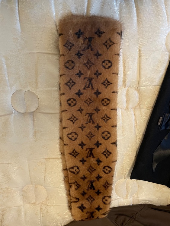 ミンクマフラー（ブランド財布・小物）の商品画像 - 査定依頼日：2025年11月16日 - 最高査定価格：450,000円