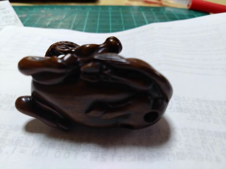 根付牛（木製）作者友忠（美術品・骨董品）の商品画像 - 査定依頼日：2025年9月12日 - 最高査定価格：5,000円