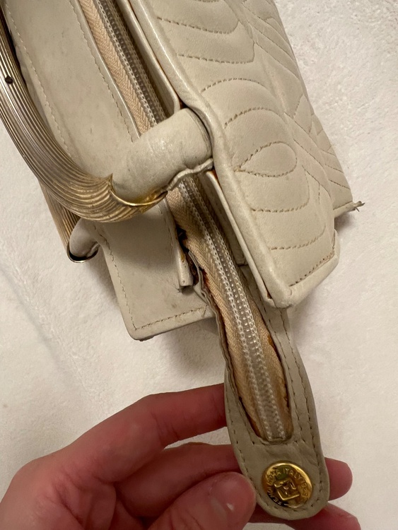 FENDI Wave Stitch Hand Bag（ブランドバッグ）の商品画像 - 査定依頼日：2026年2月22日 - 最高査定価格：15,000円