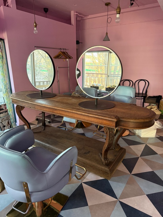 ヨーロッパアンティークテーブル（美術品・骨董品）の商品画像 - 査定依頼日：2026年3月27日 - 最高査定価格：20,000円