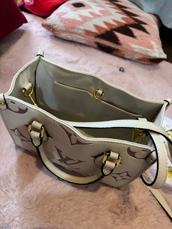 ルイヴィトン オンザゴー（ブランドバッグ）の商品画像 - 査定依頼日：2025年5月9日 - 最高査定価格：250,000円