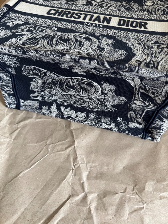 Dior Book Toteバッグスモール.リバーストワルドゥジェイ　エンブロイダリー（ブランドバッグ）の商品画像 - 査定依頼日：2026年7月28日 - 最高査定価格：160,000円