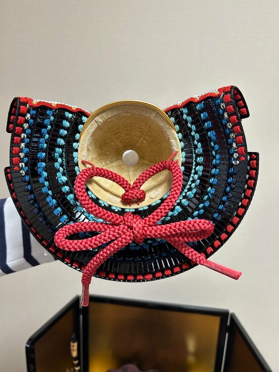 加藤鞆美作 1/3　源頼朝兜 作札あり（美術品・骨董品）の商品画像 - 査定依頼日：2026年4月7日 - 最高査定価格：3,000円