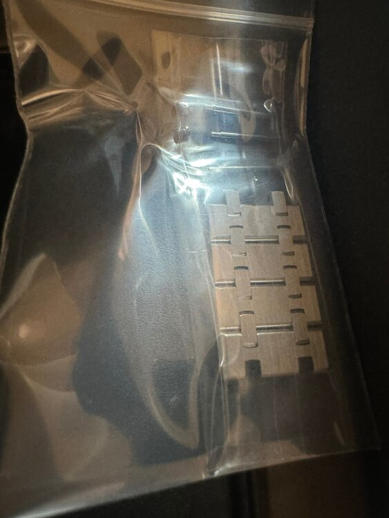 ロイヤルオーク　37mm グレー（高級時計）の商品画像 - 査定依頼日：2025年2月25日 - 最高査定価格：5,300,000円