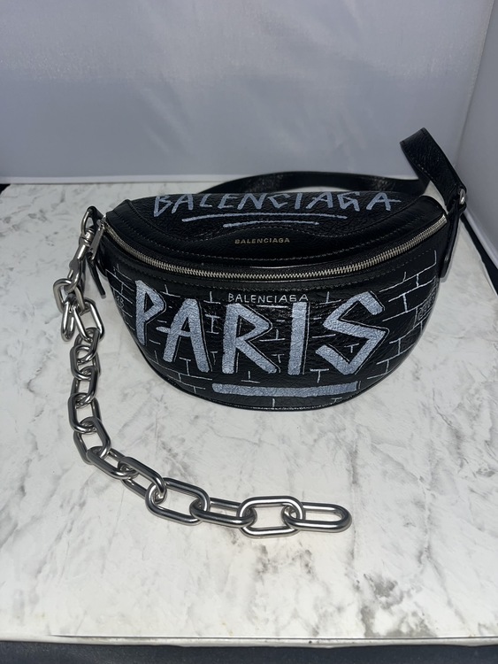 バレンシアガ グラフィティ「PARIS」ベルトバッグ（ブランドバッグ）の商品画像 - 査定依頼日：2026年9月25日 - 最高査定価格：60,000円