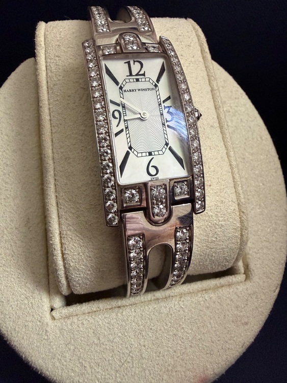 ハリーウィンストン その他 アベニューフルダイヤばんぐり（高級時計）の商品画像 - 査定依頼日：2025年11月12日 - 最高査定価格：1,750,000円