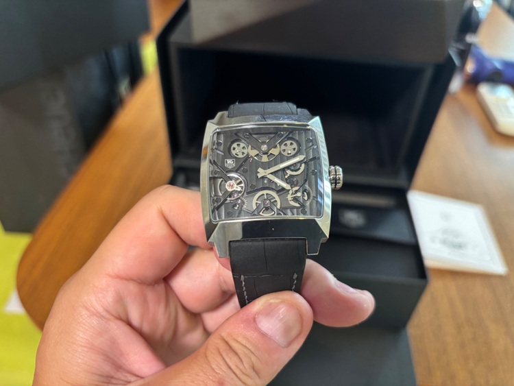 タグホイヤー モナコ V4 WAW208（高級時計）の商品画像 - 査定依頼日：2025年9月17日 - 最高査定価格：5,000,000円