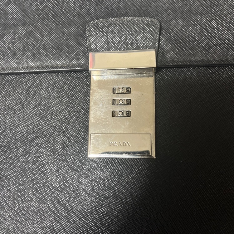 プラダ　サフィアーノ　ブリーフケース（ブランドバッグ）の商品画像 - 査定依頼日：2025年7月24日 - 最高査定価格：30,000円