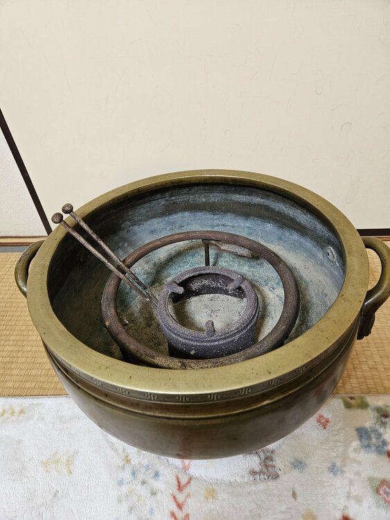 火鉢（美術品・骨董品）の商品画像 - 査定依頼日：2026年8月8日 - 最高査定価格：3,000円
