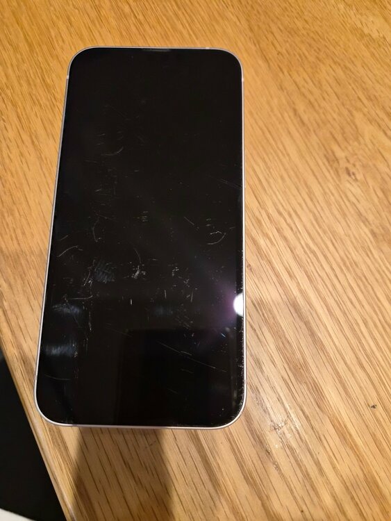 iPhone 13 128GB docomo（スマホ）の商品画像 - 査定依頼日：2026年4月23日 - 最高査定価格：28,000円