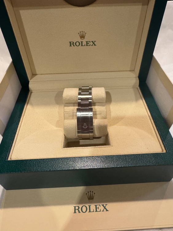 ロレックス パーペチュアル 124300（高級時計）の商品画像 - 査定依頼日：2025年9月7日 - 最高査定価格：2,800,000円