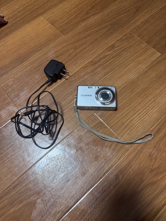 FUJIFILM デジタルカメラ 10.2メガピクセル シルバー 充電器付き（ゲーム機本体・ゲームソフト）の商品画像 - 査定依頼日：2026年6月29日 - 最高査定価格：2,100円