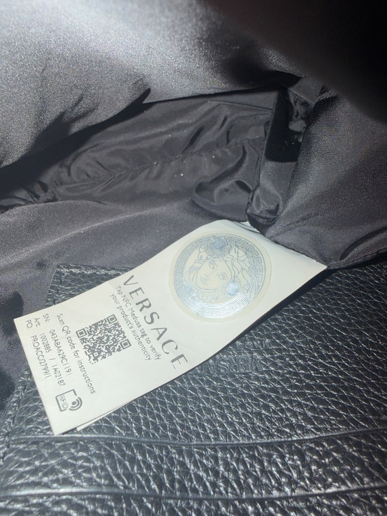 ヴェルサーチ　ショルダーバッグ　メデューサ　ゴールド金具　レザー　黒（ブランドバッグ）の商品画像 - 査定依頼日：2026年3月11日 - 最高査定価格：10,000円