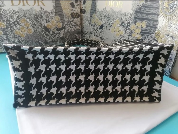 ブックトート 千鳥柄（ブランドバッグ）の商品画像 - 査定依頼日：2023年9月1日 - 最高査定価格：250,000円