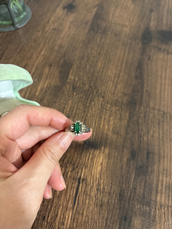 エメラルドリング（金・貴金属）の商品画像 - 査定依頼日：2025年11月3日 - 最高査定価格：240,000円