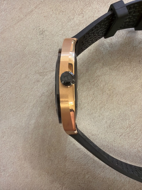 ピンクゴールド ブラックDLC仕上げチタンのバック サンレイサテン仕上げセラミッ（高級時計）の商品画像 - 査定依頼日：2025年12月4日 - 最高査定価格：100,000円