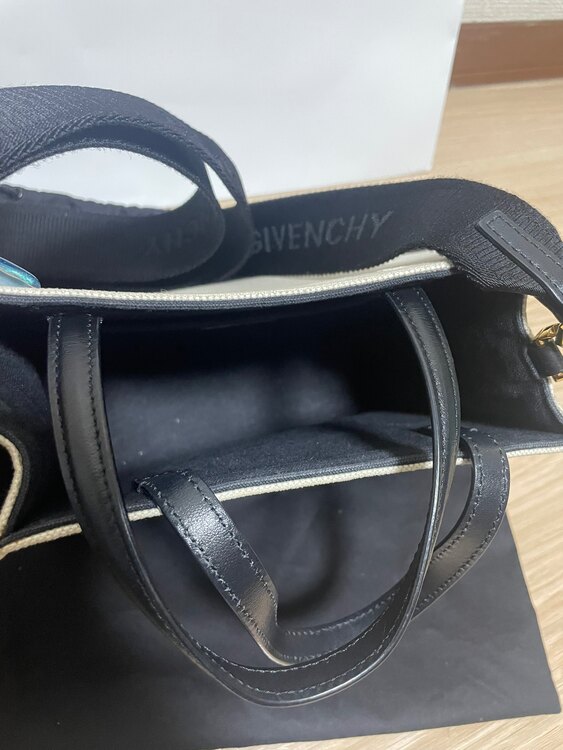 ジバンシィ  （ブランドバッグ）の商品画像 - 査定依頼日：2024年12月8日 - 最高査定価格：45,000円