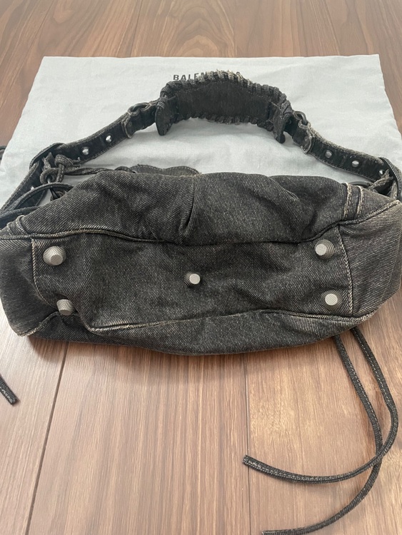 バレンシアガ  （ブランドバッグ）の商品画像 - 査定依頼日：2025年9月2日 - 最高査定価格：140,000円