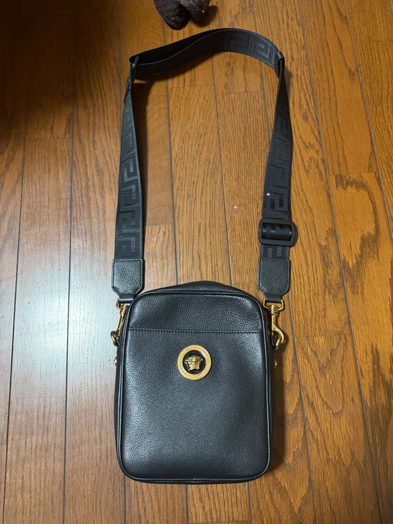 ヴェルサーチ　ショルダーバッグ　メデューサ　ゴールド金具　レザー　黒（ブランドバッグ）の商品画像 - 査定依頼日：2026年3月11日 - 最高査定価格：10,000円