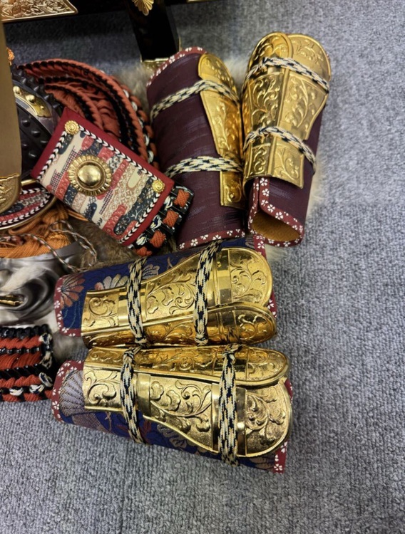 忠保作 浅間 五月人形 兜飾り 黄金造り 鞍馬 甲冑 鎧飾り（美術品・骨董品）の商品画像 - 査定依頼日：2025年10月7日 - 最高査定価格：3,000円