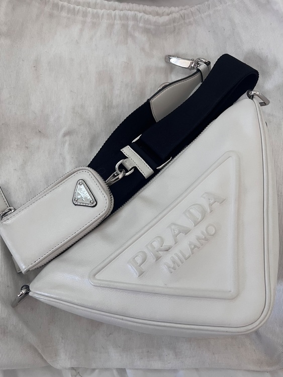 トライアングル レザー ショルダーバッグ ホワイト（ブランドバッグ）の商品画像 - 査定依頼日：2025年7月28日 - 最高査定価格：160,000円