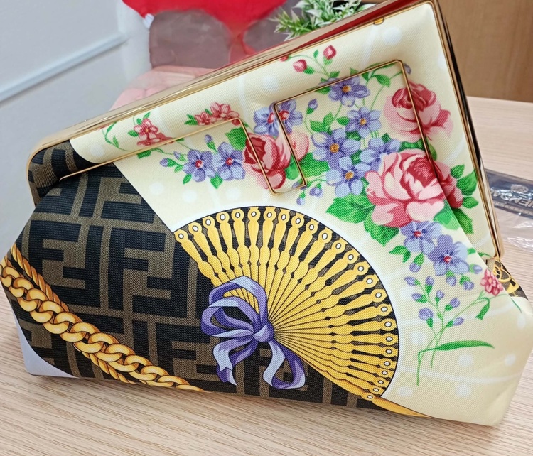 フェンディ ショルダーバッグ ヴェルサーチ コラボ フェンダーチェ ファースト（ブランドバッグ）の商品画像 - 査定依頼日：2025年12月12日 - 最高査定価格：170,000円