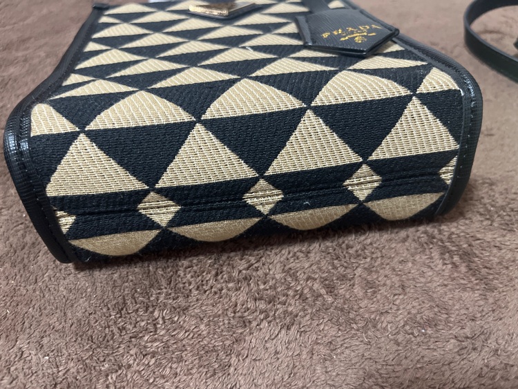 プラダ  （ブランドバッグ）の商品画像 - 査定依頼日：2025年10月14日 - 最高査定価格：175,000円