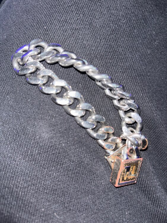 フェンディ  （ブランドバッグ）の商品画像 - 査定依頼日：2025年2月26日 - 最高査定価格：10,000円