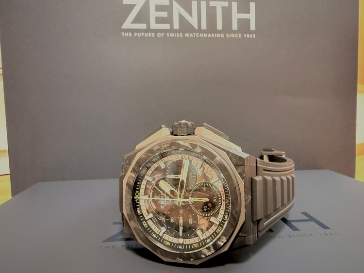 ゼニス　デファイ　エクストリーム　カーボン（高級時計）の商品画像 - 査定依頼日：2025年9月28日 - 最高査定価格：1,650,000円