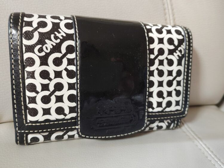 コーチ二つ折り財布（ブランド財布・小物）の商品画像 - 査定依頼日：2025年9月4日 - 最高査定価格：3,000円