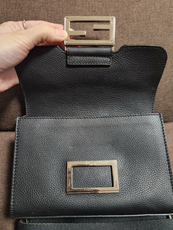 ダブルバゲット ショルダーバッグ（ブランドバッグ）の商品画像 - 査定依頼日：2026年1月16日 - 最高査定価格：140,000円