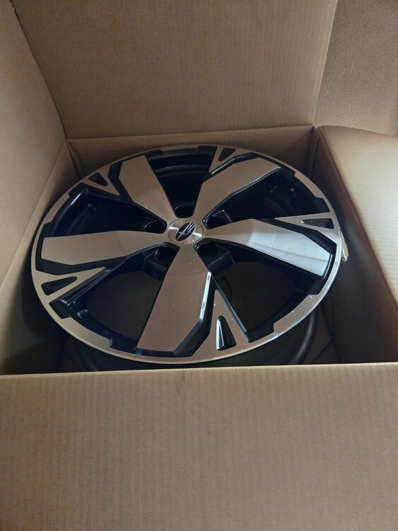 スバルフォレスター　形式5AA-SKE　純正ホイール4本セット（カー用品）の商品画像 - 査定依頼日：2026年3月4日 - 最高査定価格：15,000円