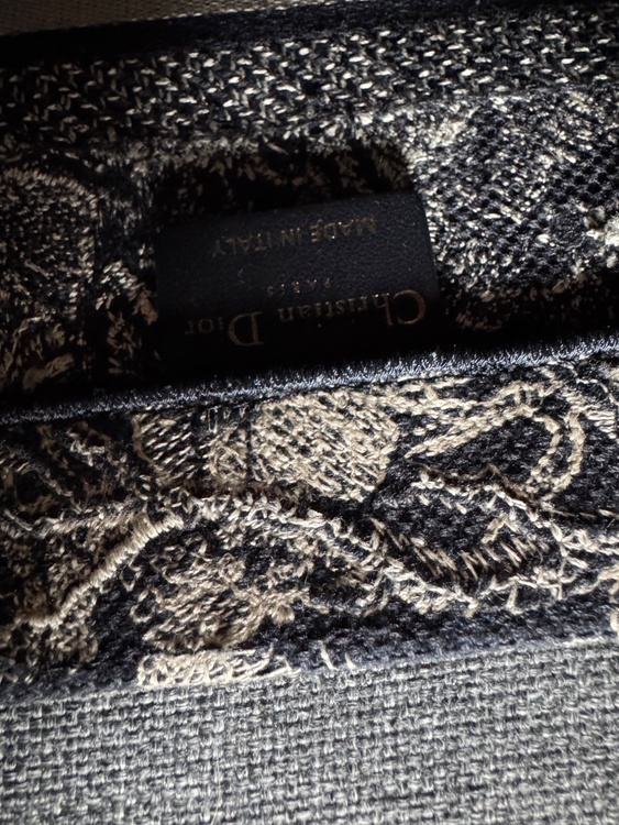 Dior Book Toteバッグスモール.リバーストワルドゥジェイ　エンブロイダリー（ブランドバッグ）の商品画像 - 査定依頼日：2026年7月28日 - 最高査定価格：160,000円