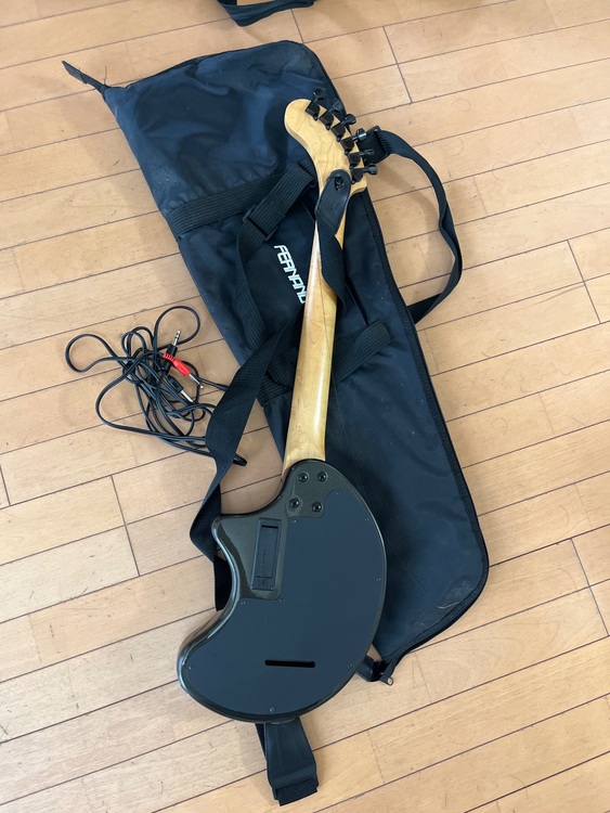 アンプ内蔵ギター　　品名不明（ピアノ・楽器・PA機材）の商品画像 - 査定依頼日：2025年9月20日 - 最高査定価格：5,000円