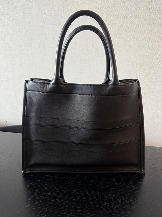 Dior Book Tote バッグ ミディアム カーフスキン（ブランドバッグ）の商品画像 - 査定依頼日：2026年2月16日 - 最高査定価格：200,000円