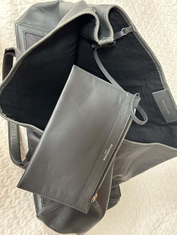 バレンシアガ ネイビーカバス Mサイズ（ブランドバッグ）の商品画像 - 査定依頼日：2025年12月2日 - 最高査定価格：25,000円