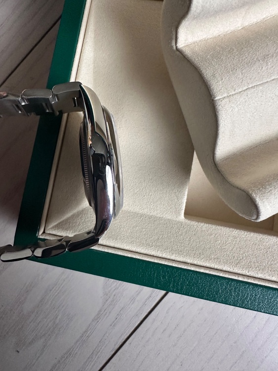 ロレックス オイスターパーペチュアル41 134300 ステンレス グリーン （高級時計）の商品画像 - 査定依頼日：2025年12月30日 - 最高査定価格：1,240,000円