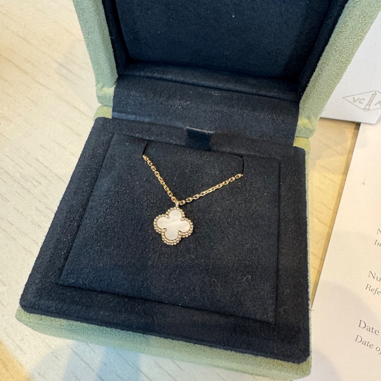 ヴァンクリーフスウィート アルハンブラ ペンダント 18K イエローゴールド, （ブランド財布・小物）の商品画像 - 査定依頼日：2025年11月8日 - 最高査定価格：150,000円