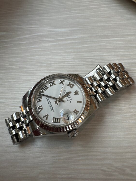 ロレックス デイトジャスト 31サイズ178274 ホワイト ローマ D番（高級時計）の商品画像 - 査定依頼日：2025年3月7日 - 最高査定価格：1,100,000円