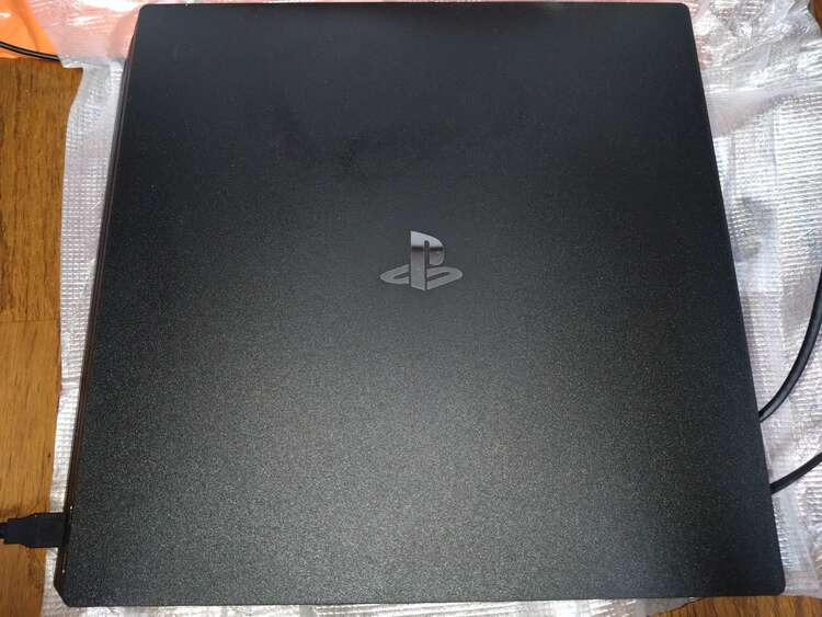 PS4 Pro（ゲーム機本体・ゲームソフト）の商品画像 - 査定依頼日：2023年12月9日 - 最高査定価格：18,000円