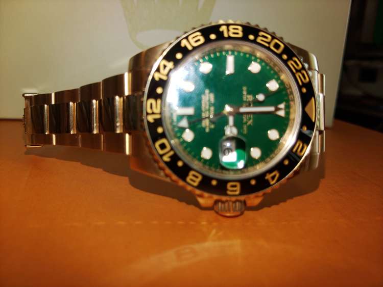 ロレックス GMTマスター 116718LN（高級時計）の商品画像 - 査定依頼日：2022年9月6日 - 最高査定価格：6,000,000円