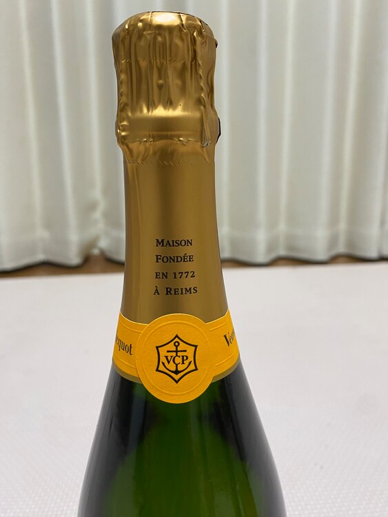 ヴーヴ・クリコイエローラベルブリュット（お酒）の商品画像 - 査定依頼日：2025年3月27日