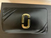 MARCJACOBS ザ グラム ショット コンパクト ウォレット（ブランド財布・小物）の商品画像 - 査定依頼日：2023年1月23日 - 最高査定価格：1,000円