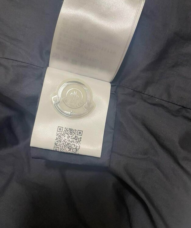 モンクレール JW Anderson コレクション マルチカラー ダウン（古着・ファッション）の商品画像 - 査定依頼日：2024年12月3日 - 最高査定価格：40,000円