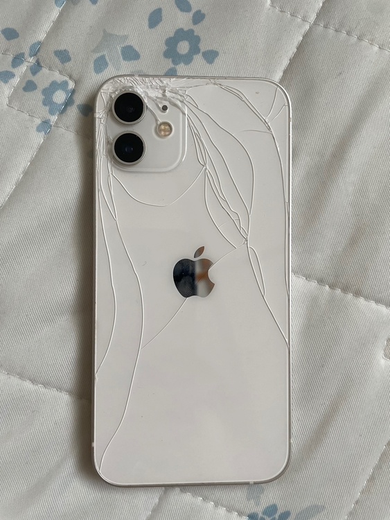 iPhone iPhone 12 64GB Softbank（スマホ）の商品画像 - 査定依頼日：2026年7月8日 - 最高査定価格：12,000円