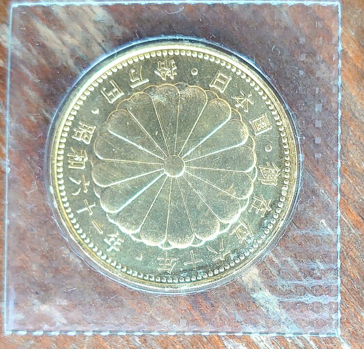 天皇陛下御在位60年記念10在万円金貨　（金・貴金属）の商品画像 - 査定依頼日：2025年12月11日 - 最高査定価格：456,000円