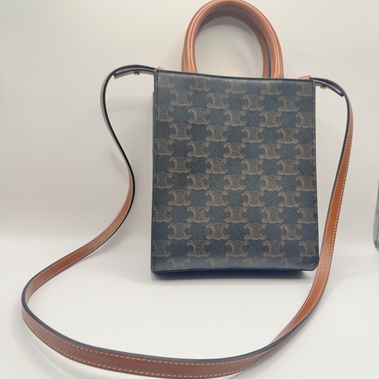 CELINE Mini Vertical Cabas In Triomphe （ブランドバッグ）の商品画像 - 査定依頼日：2025年6月28日 - 最高査定価格：70,000円